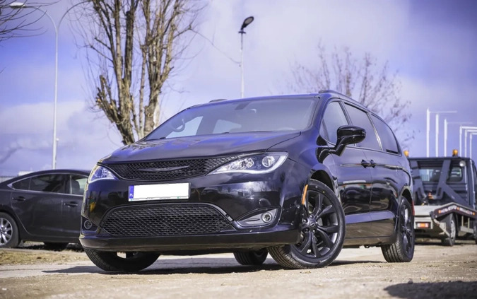 Chrysler Pacifica cena 104700 przebieg: 197000, rok produkcji 2018 z Białystok małe 497